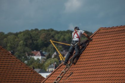 Toiture : quels produits utiliser pour un nettoyage réussi ?